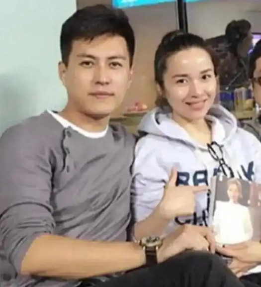 靳东老婆晒近照，打扮朴素气质绝佳，谈不上惊艳却越看越舒服！