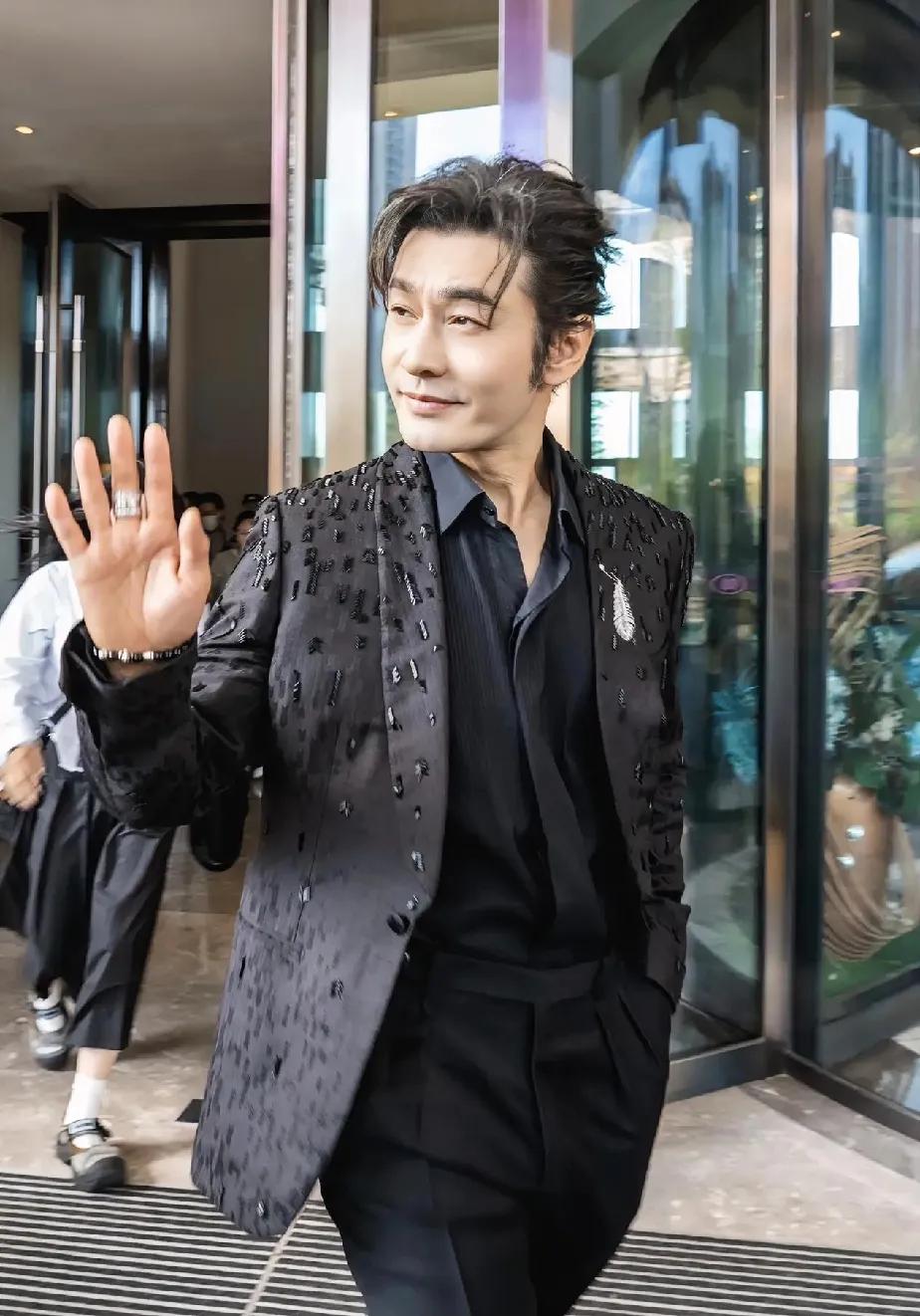 黄晓明越来越帅了，气质也越发高级，无论姿势和发型，巨星风范啊！