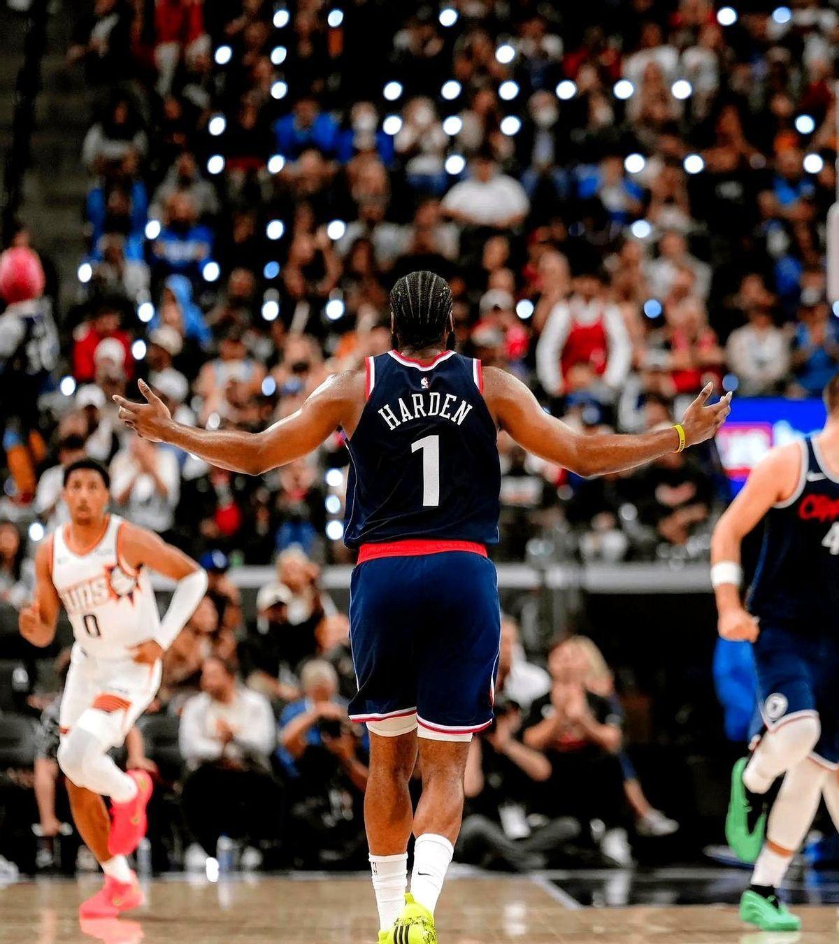 亚历山大再次刷出高分，现场观众的嗓子喊哑了，谁会在乎一点喧闹？那一夜，马尔卡宁也