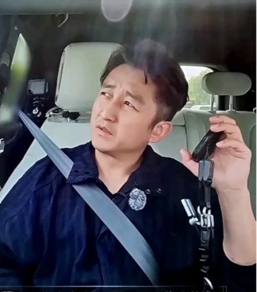 邹市明真是够离谱的，你看看他给三个儿子起的名字。大儿子叫邹明轩，二儿子叫邹明皓