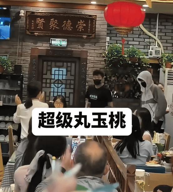王楚钦穿着防晒衣现身玉娇餐厅吃饭，前面的老板娘高兴坏了，那笑意根本藏不住。头头