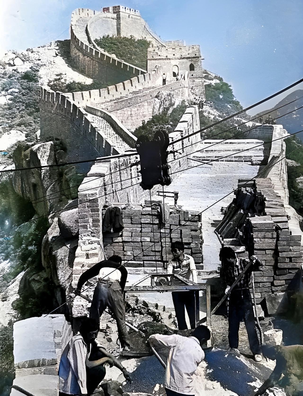 这是建筑工人正在修长城。网上有一位年轻人拍照时居然用一只手将长城上的砖推松动了。