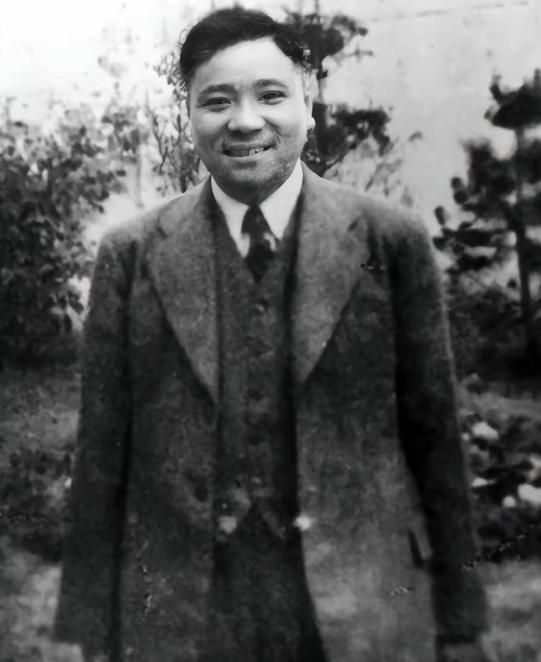 1961年，曾龙问母亲：“我爹啥身份？我能考大学吗？”母亲说：“他是五重间谍，中