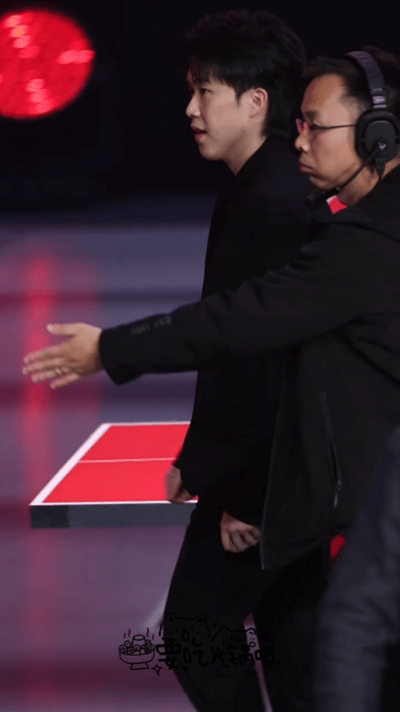 王楚钦活动结束，在工作人员保护下退场。王楚钦和大家竖大拇指，一起合影，