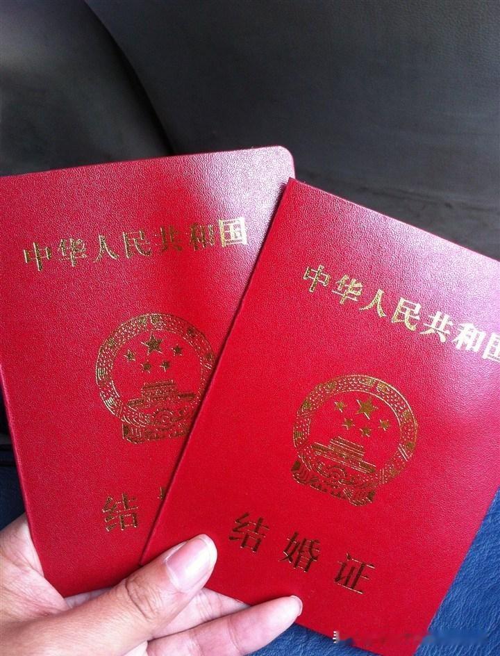 我95后的表妹，领证后只和家人吃了顿饭，没通知任何朋友同事。我妈知道后，心疼