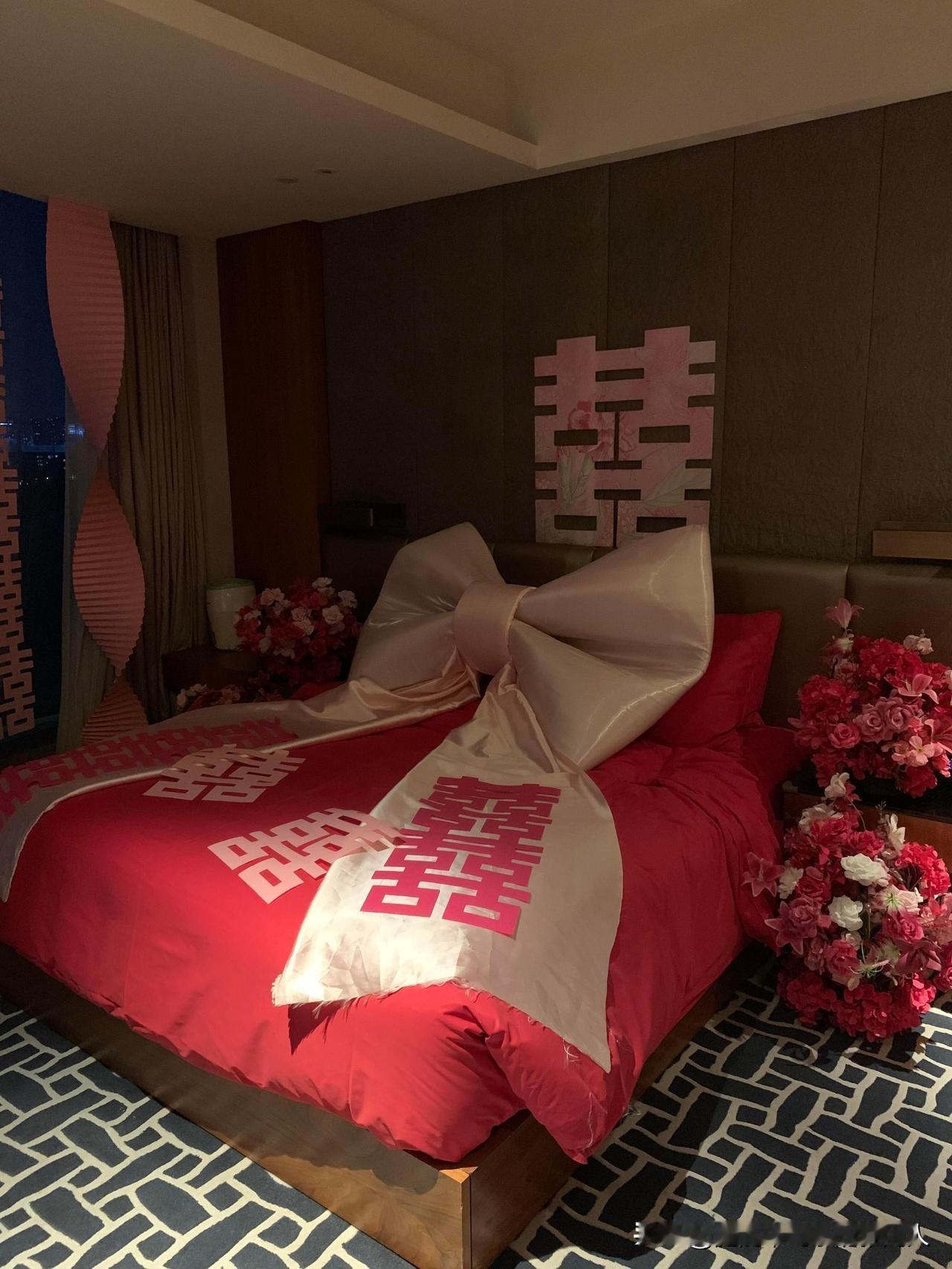 朋友女儿元旦后办婚礼，男方家准备得也很到位，婚房和车子都是全款置办的，没让两个孩