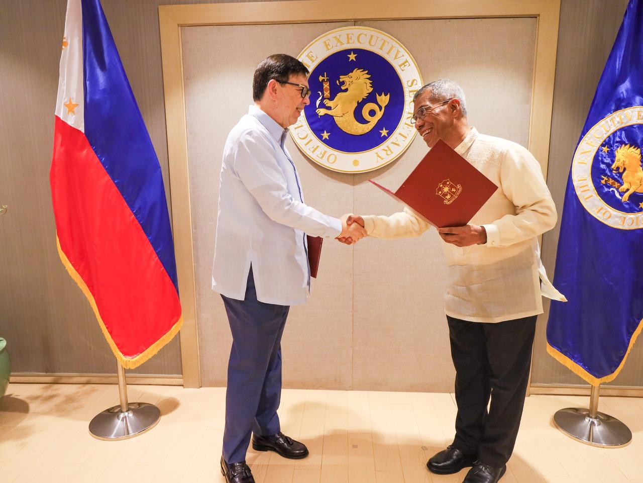 小马科斯过河拆桥，将老杜送进监狱的先锋大将，已经被他一脚踢开！前菲律宾国家警察