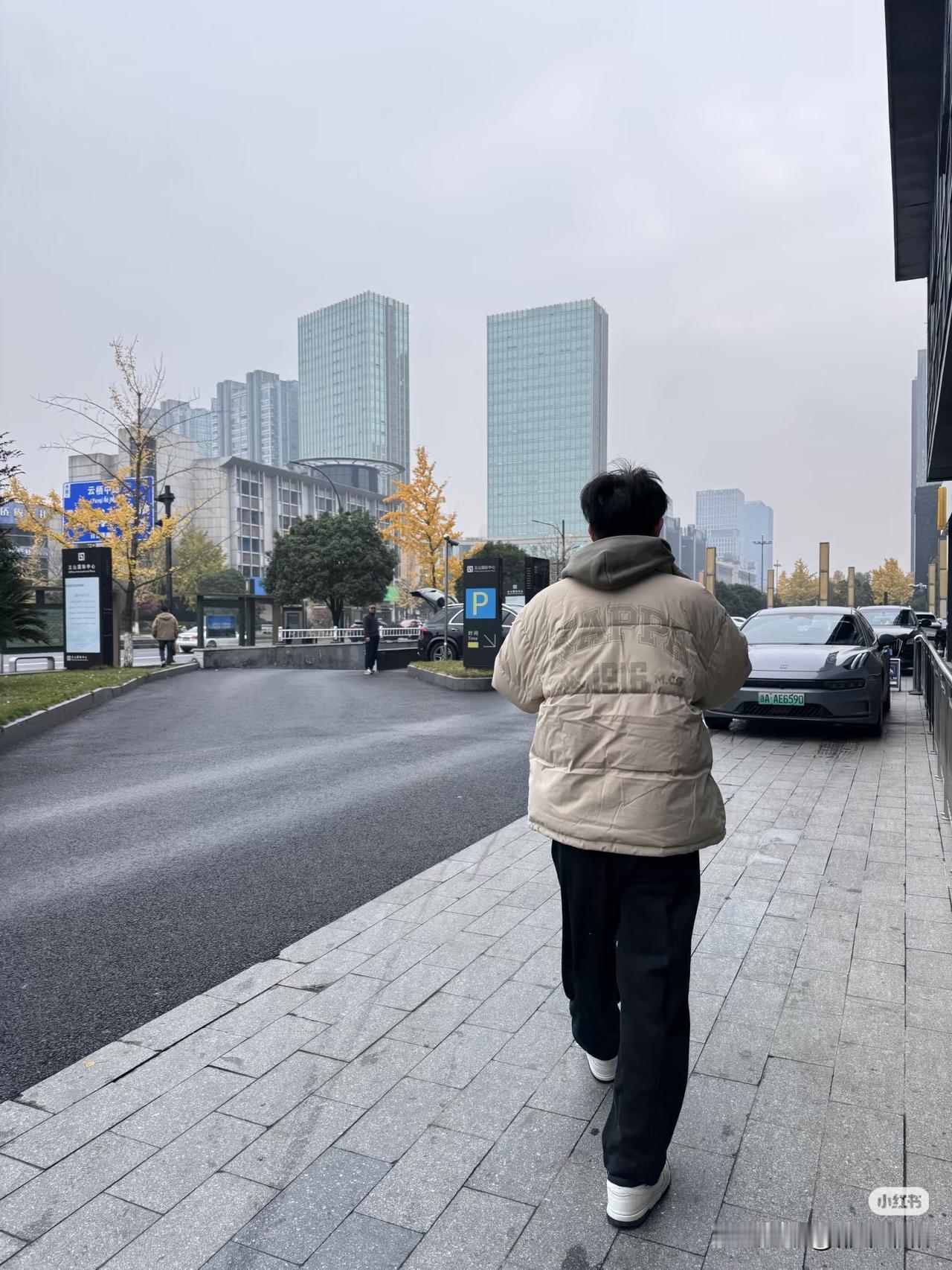 邻居说读研二的儿子放假回来，比原来勤快了，每天不仅自己吃饭的碗自己洗，还经常把所