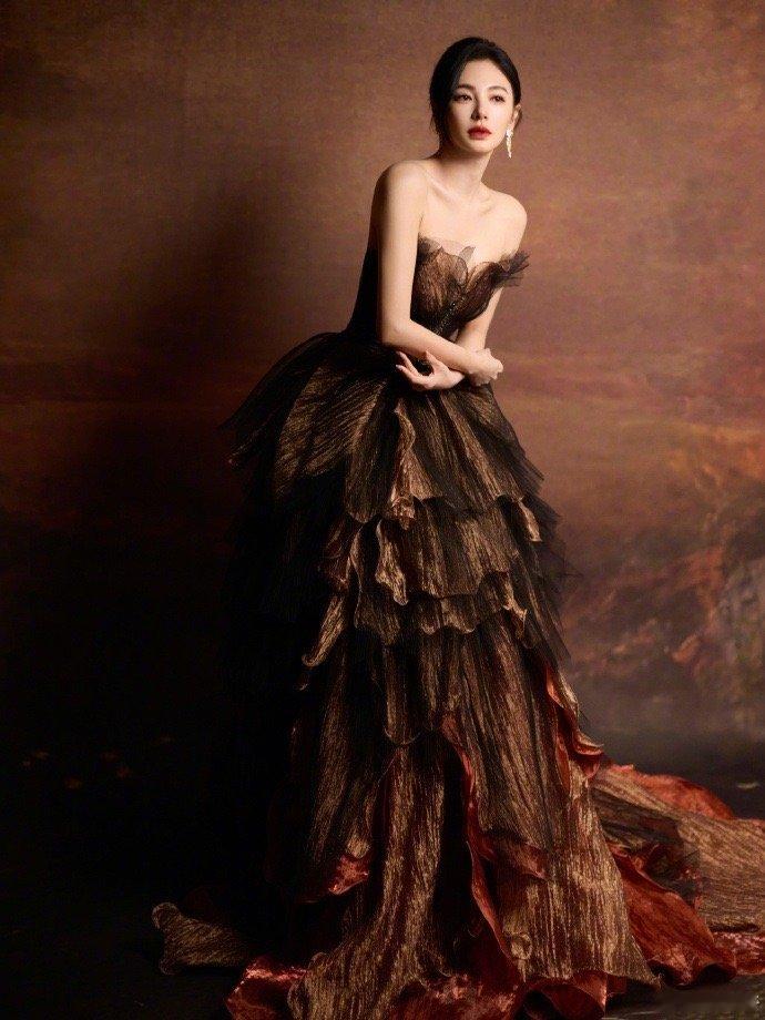 没认出来是张雨绮健身路透图被网友疯传！素颜扎高马尾，穿简单运动背心，肌肉线条明