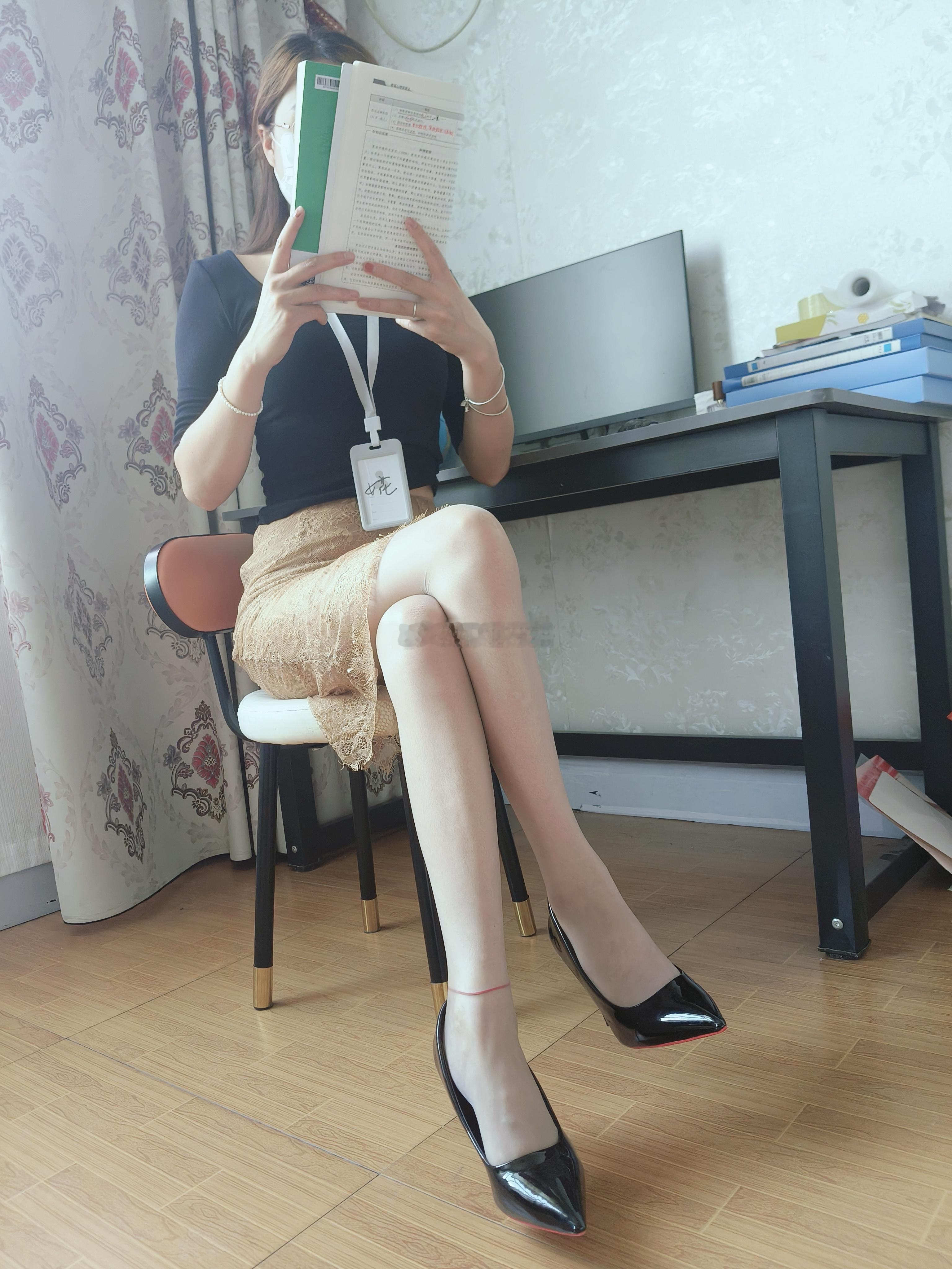 看书看累了，腿有点酸。