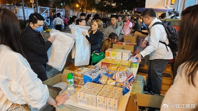 【#社会各界捐款捐物帮助香港大埔火灾受灾居民#】新华社香港11月27日电（曹霁阳