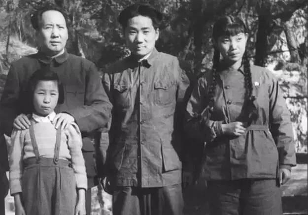 1950年毛岸英牺牲后，警卫收走了刘思齐的中南海特别通行证，毛主席得知此消息后大