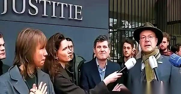 这一次，要被拎出来当“鸡”的，是荷兰。全球顶级的芯片光刻机，只有他家能造。三十