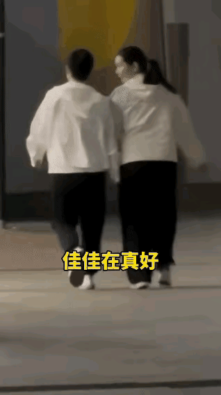 莎莎和佳佳有聊不完的话题！刚抵达瑞典，莎莎就和佳佳、小闫外出觅食了。重要的是，