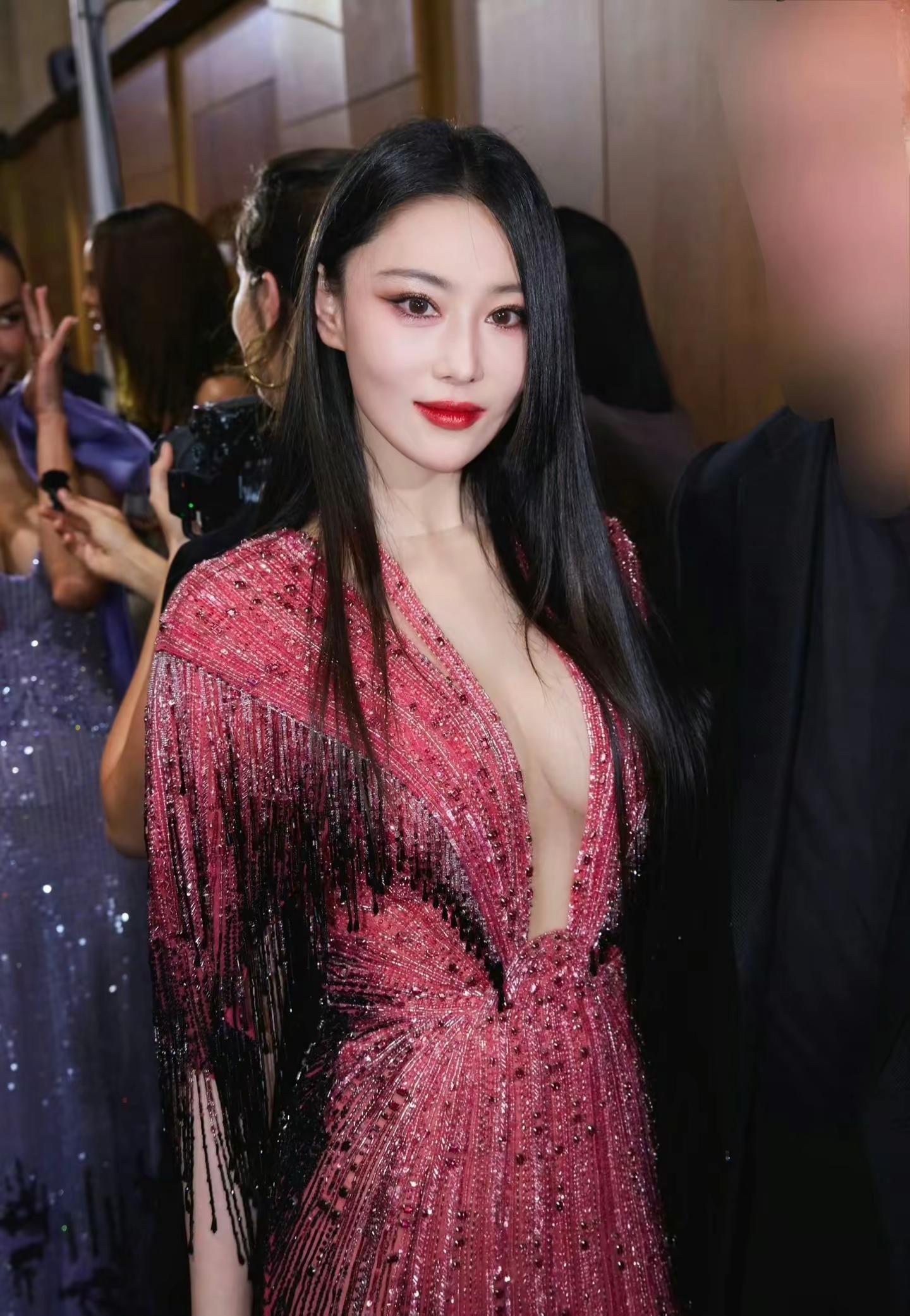 明星张馨予真正的性感与暴露无关挑战秀场穿搭天花板