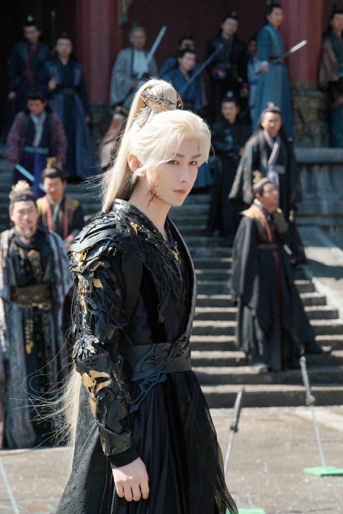 成毅白发脸纹王权富贵白发妖化成毅白发脸纹，王权富贵白发妖化，帅感直接拉满了呀