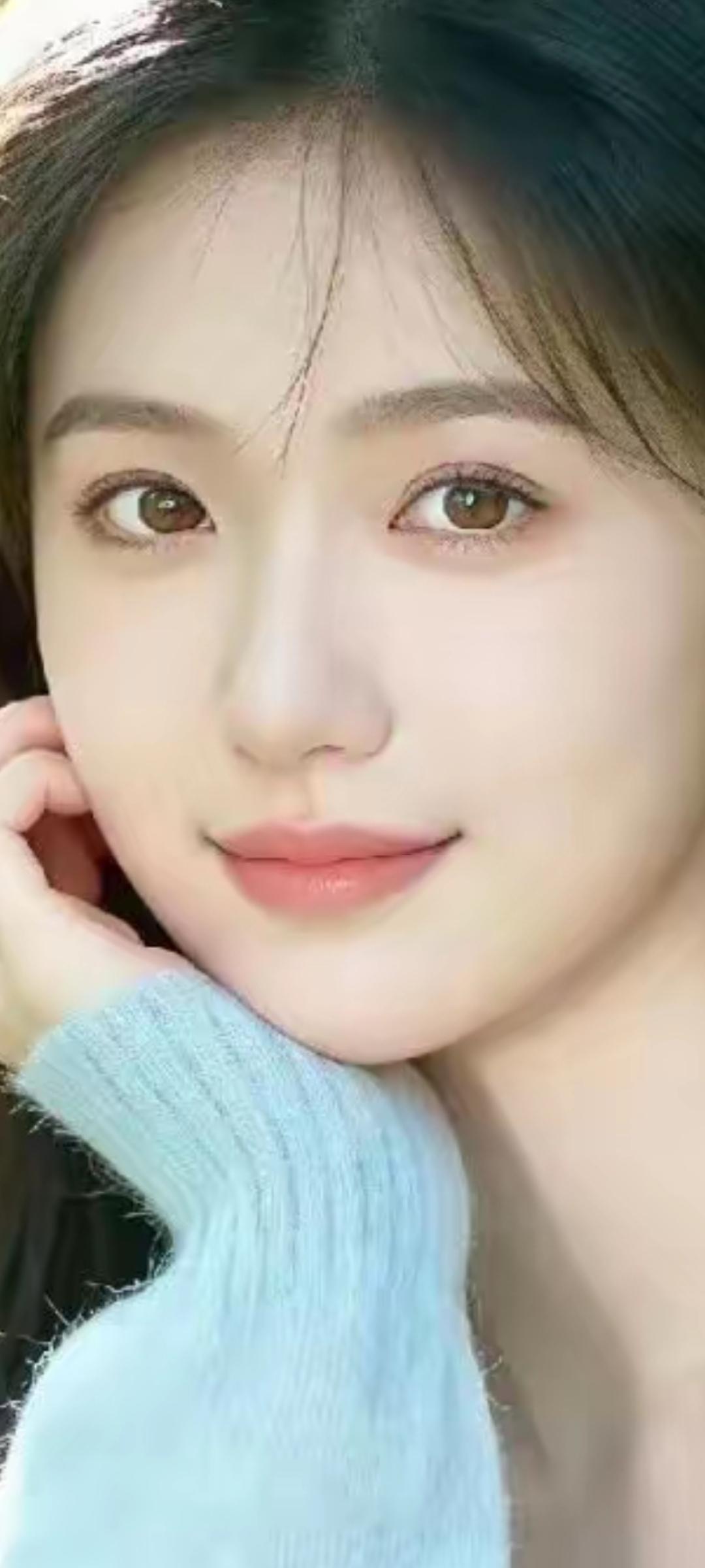温柔甜美的微笑，浅蓝色毛衣，冬日里的温暖时光。🌞💕
