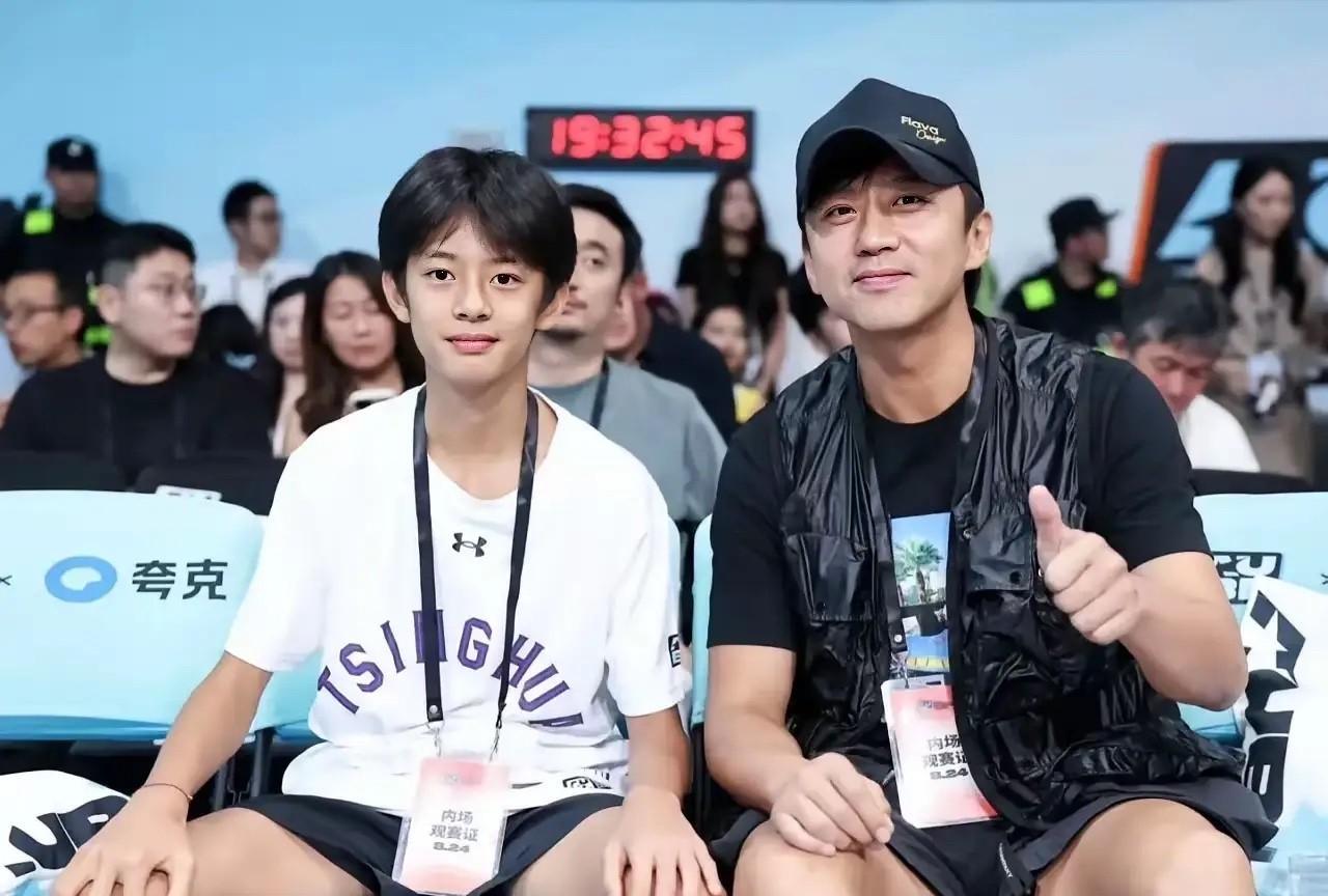 邓超两父子的同框真养眼，儿子脸型轮廓像邓超，眼睛、鼻子、嘴巴像孙俪，好像是刻出来