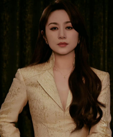 温润眉形舒展不凌厉，清透水光肌透着健康光泽，柔和色彩晕染出亲和气场，把新春祥和感