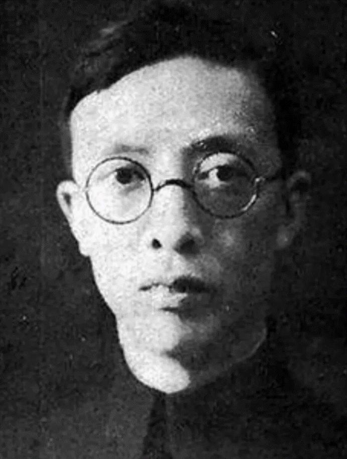 1947年初的一天，特务头子叶秀峰在看完一张上海报纸后，继续翻阅广告栏。突然，他