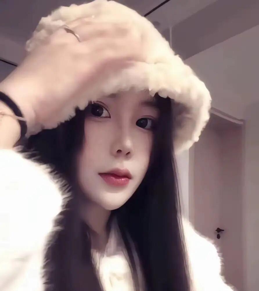 26岁女子驾车落水身亡。新能源车，小车。与新能源无关，河道边没有护栏，自己拱进去