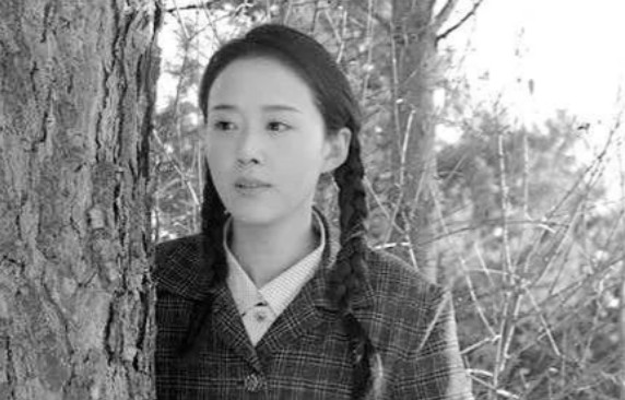 1978年，女知青李明娅抛下丈夫和女儿返城。返城前夜，她解开衣扣说道：“宝才哥，