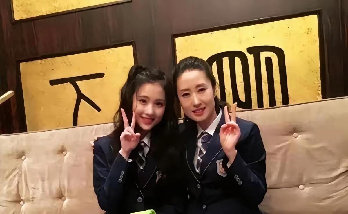 刘敏涛母女万万没想到，女儿比刘明涛还是漂亮，这颜值不做明星真的好可惜啊！长的很