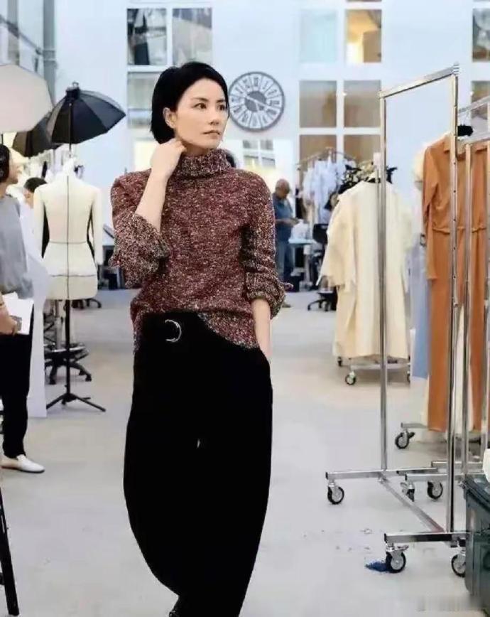 王菲现身国外商场，试穿服装皆动人。55岁的她身材保持佳，岁月似乎格外优待，气质依