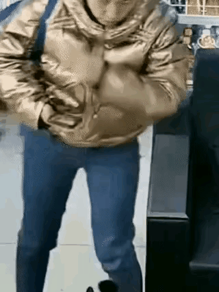 超市里这女的也太缺德了，看完真的气人！在超市里看到一个背着包的女子，看着挺