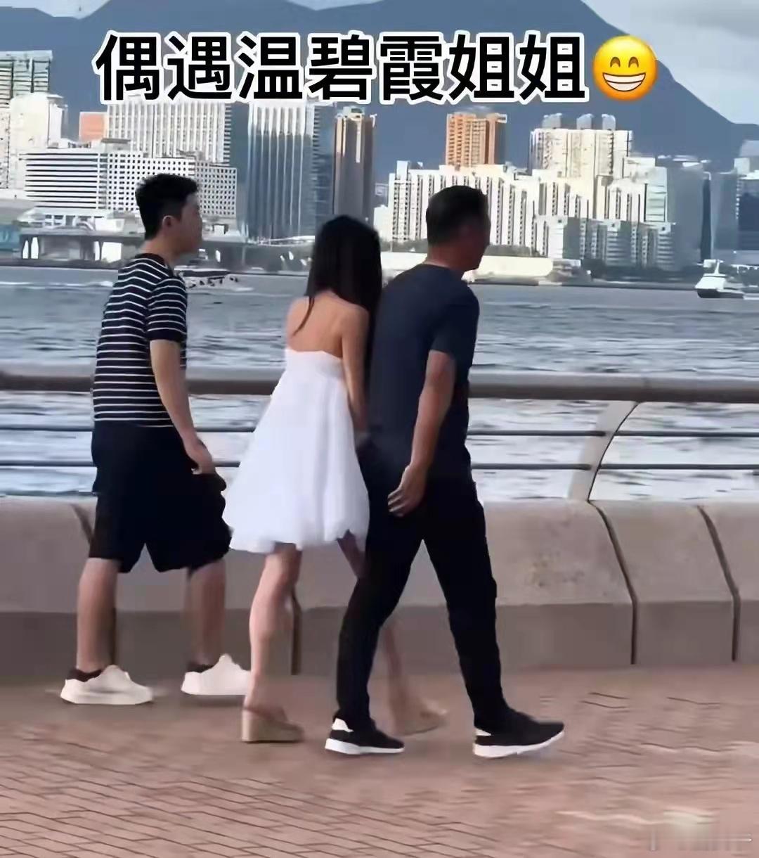 59岁温碧霞散步偶遇，松糕鞋抹胸裙十年前审美，和养子合照老公黑脸了！​​​