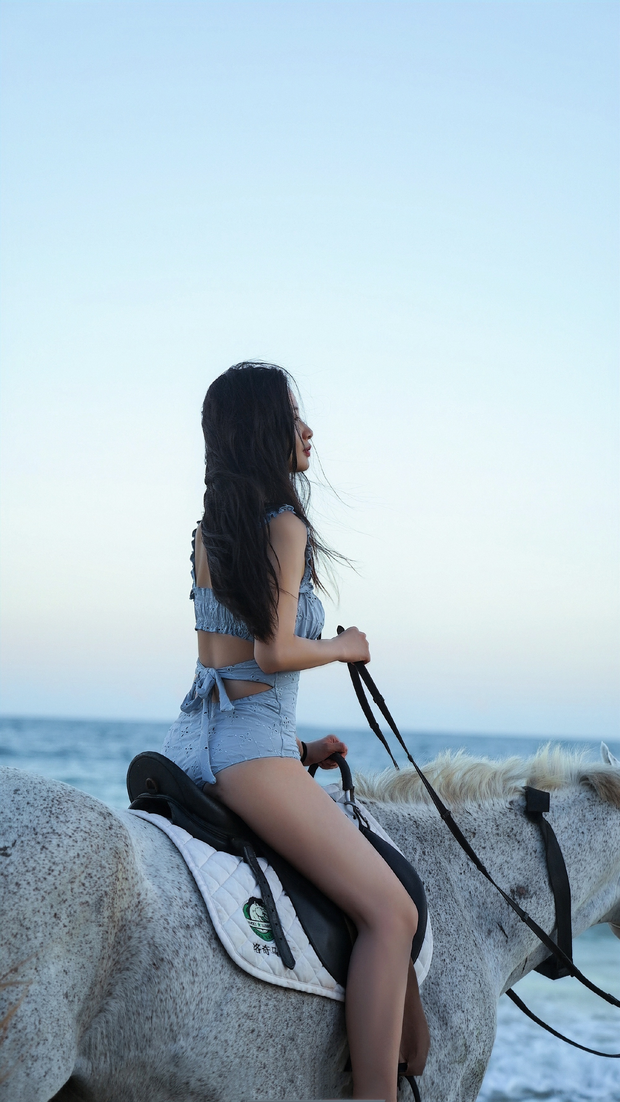 李梦海边骑马，又酷又美。李梦