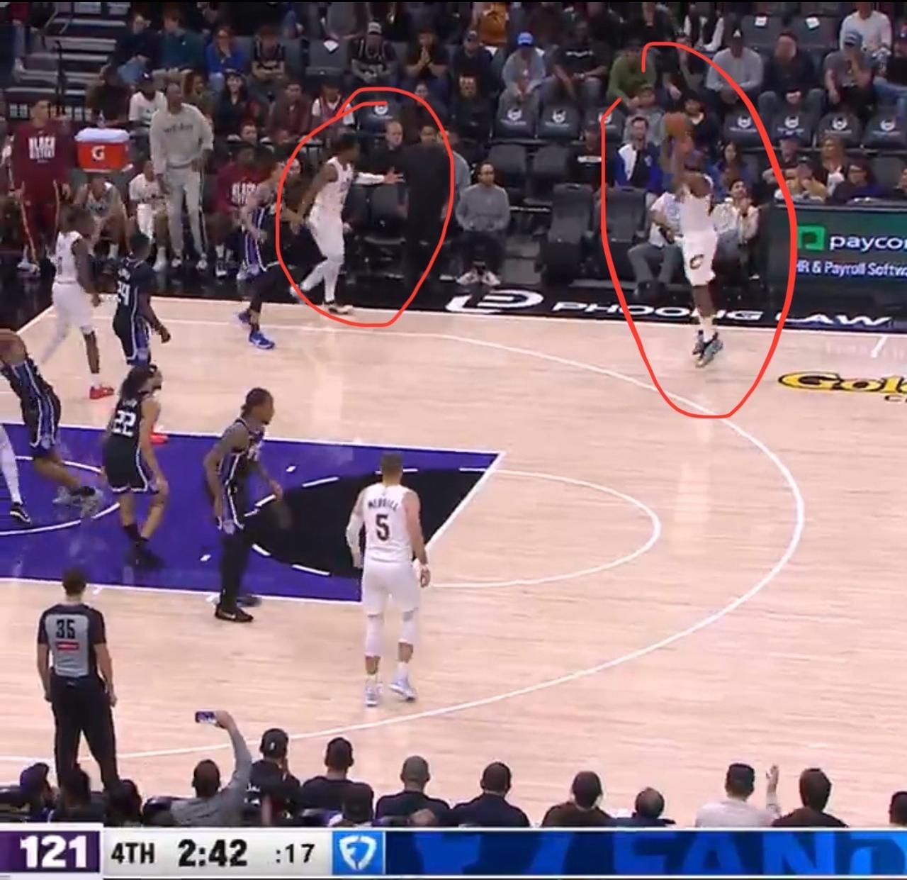 最后2分42秒，骑士还落后2分，局势真的太紧张了！米切尔在底角拿到球，明明可以