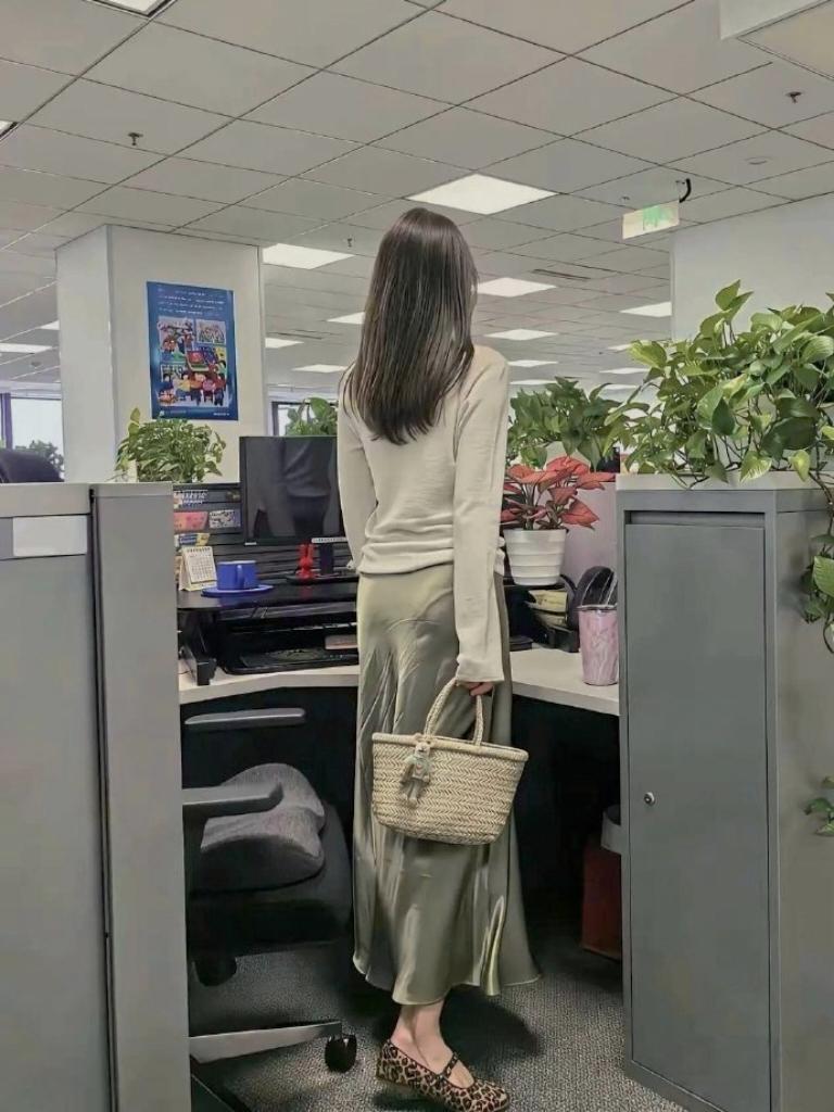 新来的同事，下班要蹭你的车回家，愿意吗？温柔又好看，真的很难拒绝啊！职