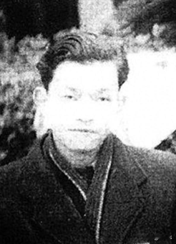 1949年，重庆解放后，特务头子李修凯在大街上遇到了一个地下党员，地下党员大喊：