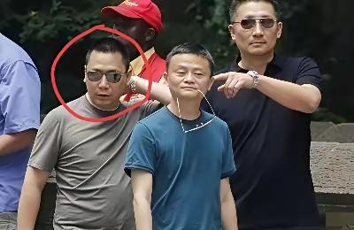 马老师再看见这些照片时，是不是恨不得直接撕个稀烂？说真的，总觉得马老师交友不慎