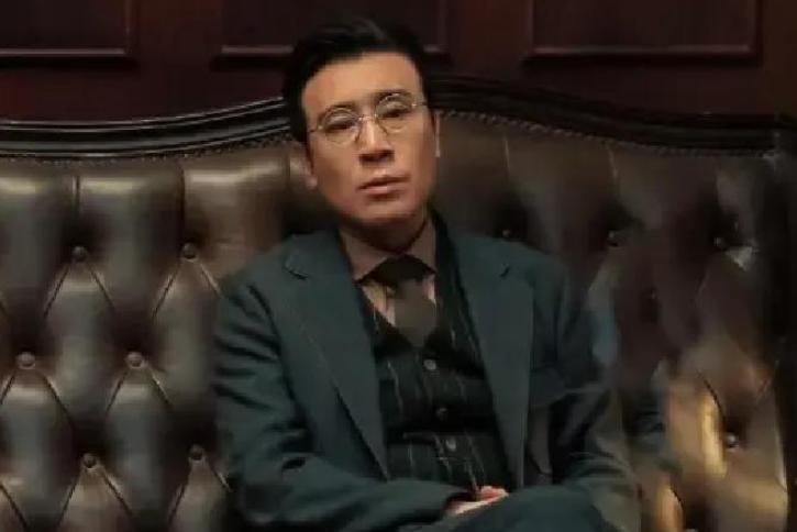 一次，李雪健在接受采访时，突然提及曾合作过的演员于和伟，直言不讳地指出：“这人骨