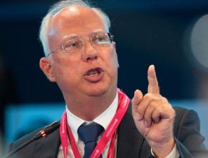 现在美国的行为已经暴露了，他们就想用俄罗斯油来换乌克兰的地，美国已经做好把乌克兰