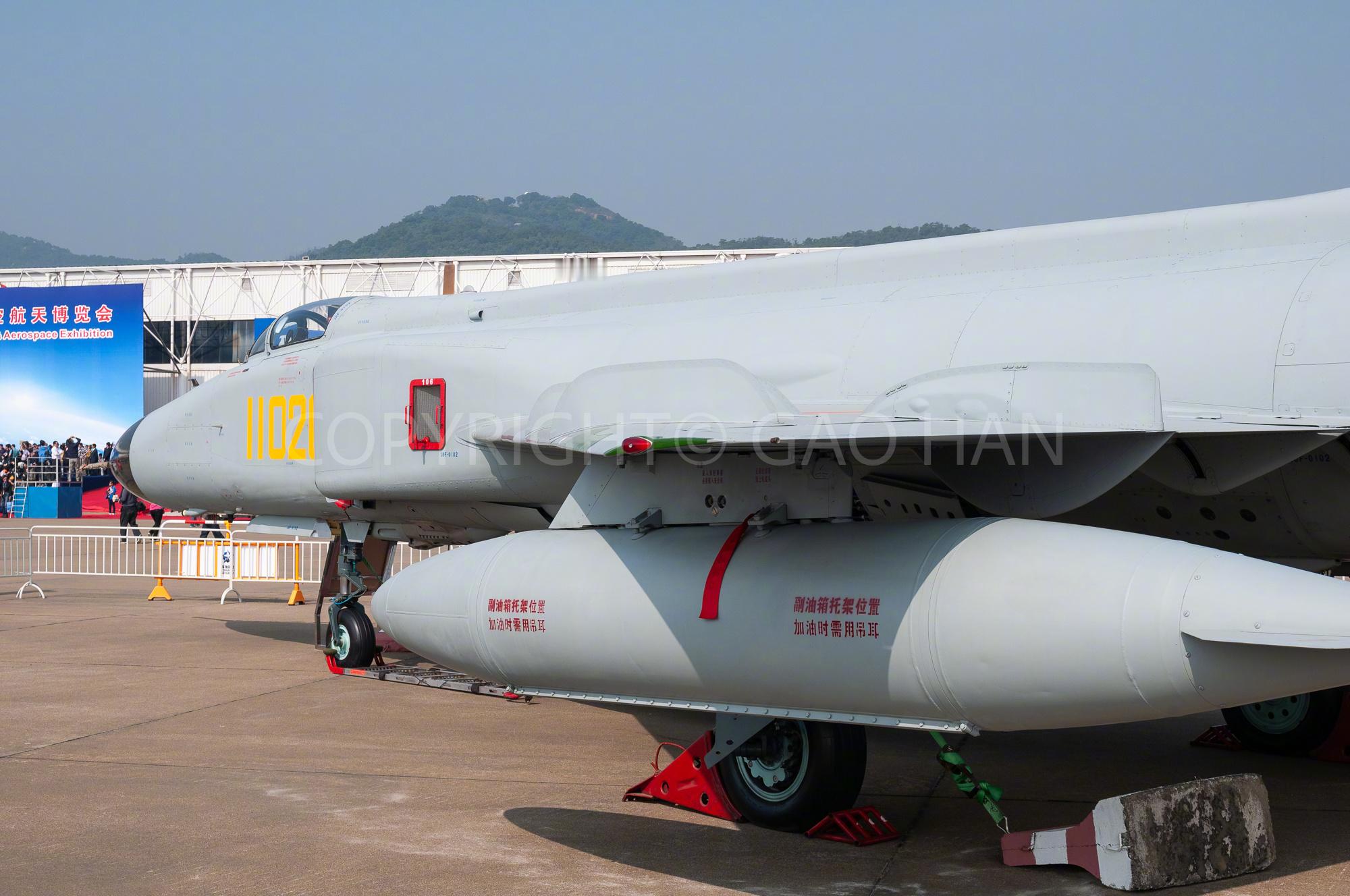 2010年珠海航展上迎来歼-8F战斗机，取消了空中加油管，主翼上有三对翼刀，机身