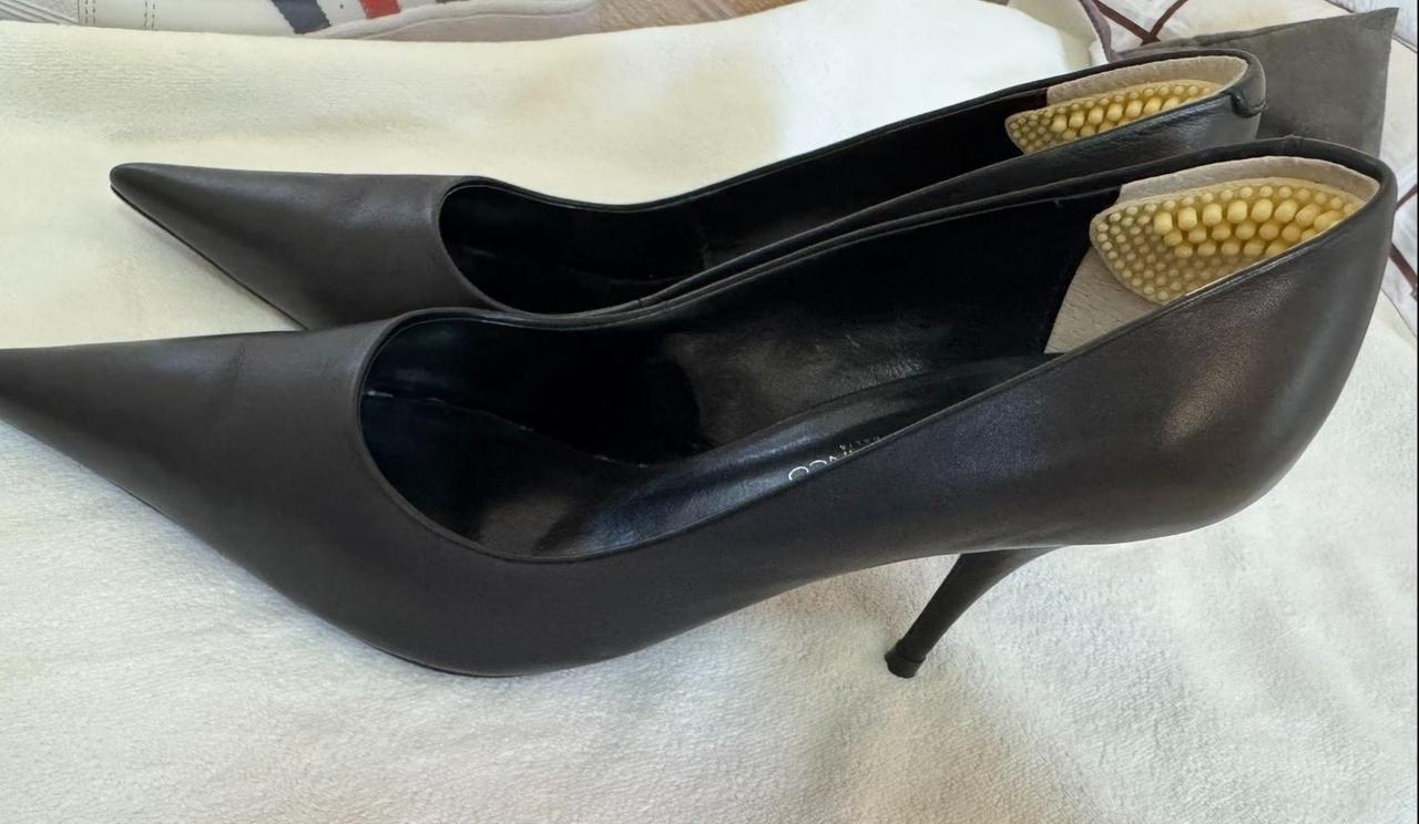 花大几千买的高跟鞋，要是只穿一两次就扔墙角吃灰，这钱扔得冤不冤？以前的尖头鞋，