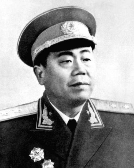 1965年，聂凤智疗养期间，发现一位年轻的女护理员从来不露笑容，就问她有没有处对
