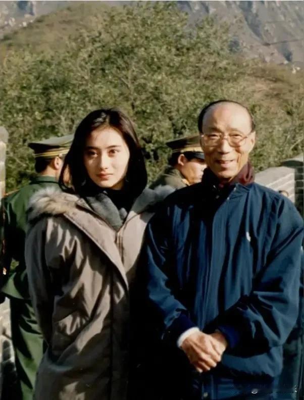 1991年，邵逸夫带着17岁的陈德容在万里长城留影，从照片中可以看出，当时陈德容