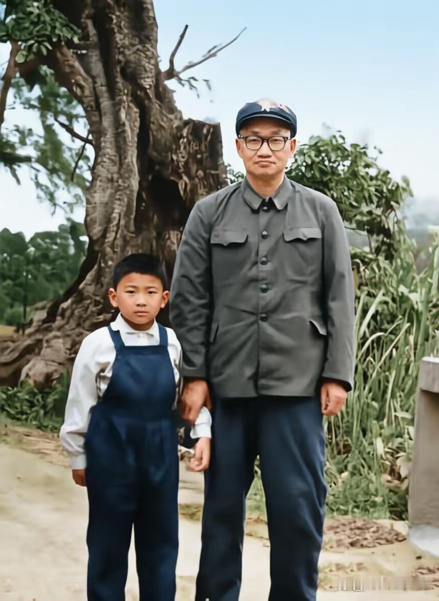 70年代中期，毛岸青牵着年幼的儿子踏访长征古道。他带着孩子下车徒步实景感受，边走