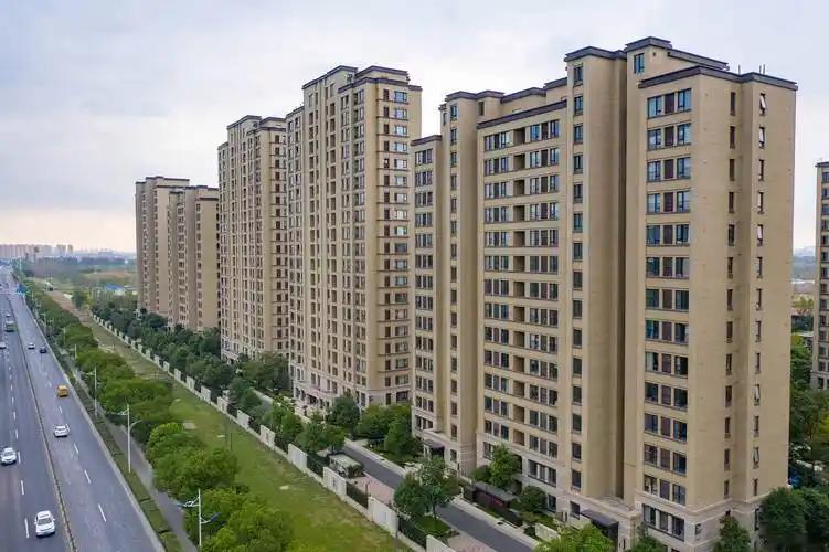 商业房和住宅的房产税还真不太一样。一般来说，商业房的房产税更高。商业房的房产税