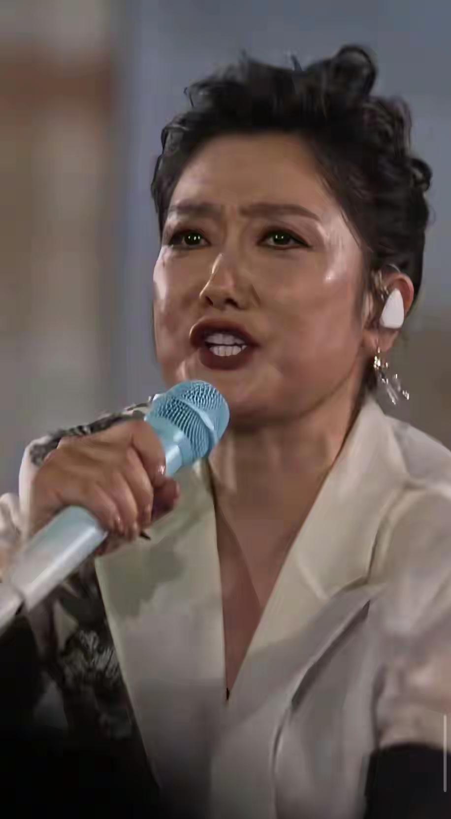 当歌星也不容易啊啊！看看凤凰传奇在长沙的演唱会就知道，铃华和曾毅两个人都“破相”