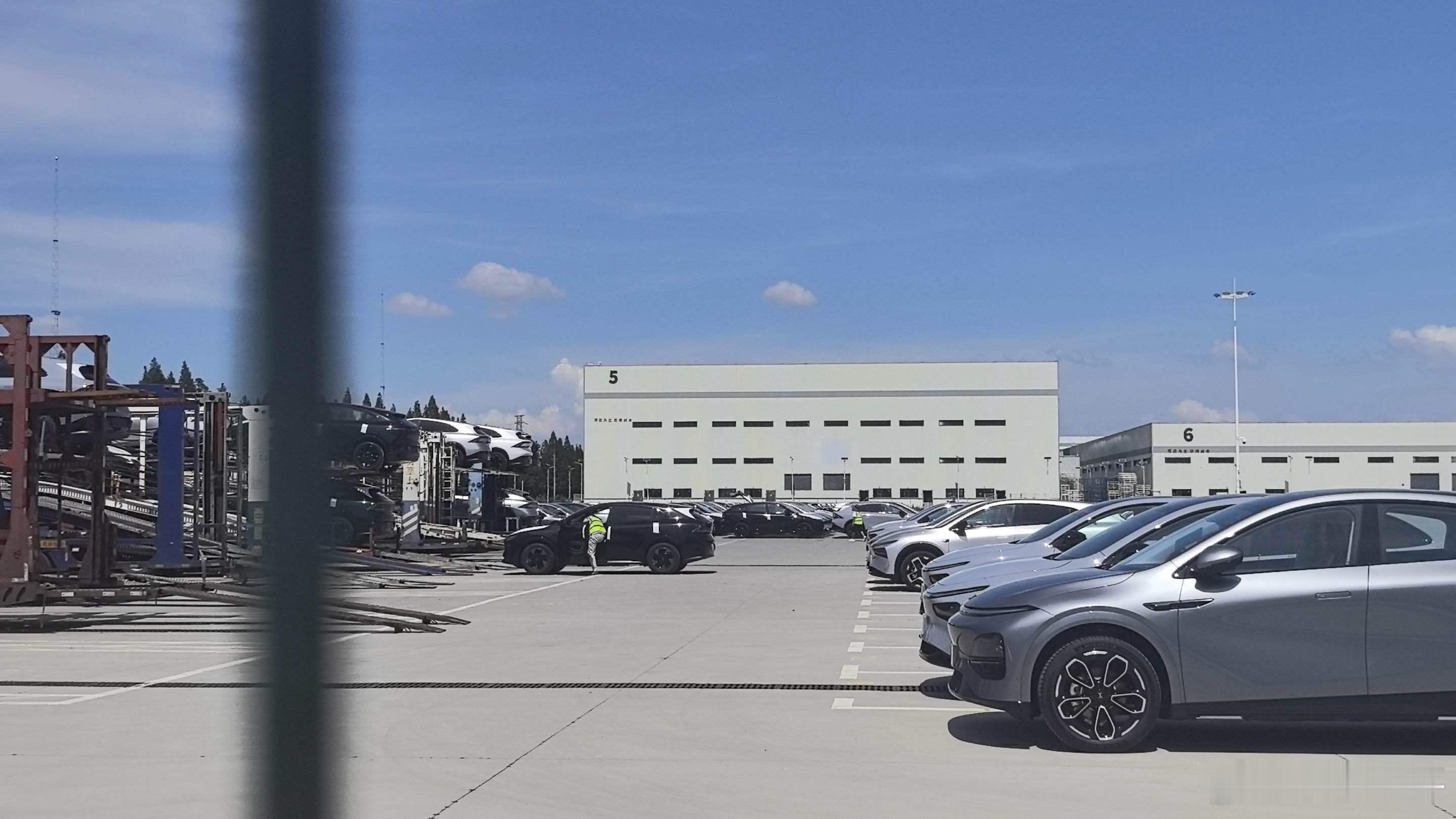 小鹏每次新车备货一点都不互联网[doge]G7明天上市，大批车都开始从工厂往出