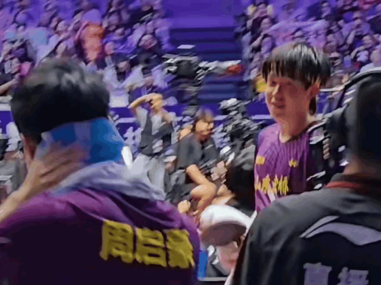 大头这也是现学现卖打完单打下场祝周启豪满电，满电厦门乒超大头真的很快