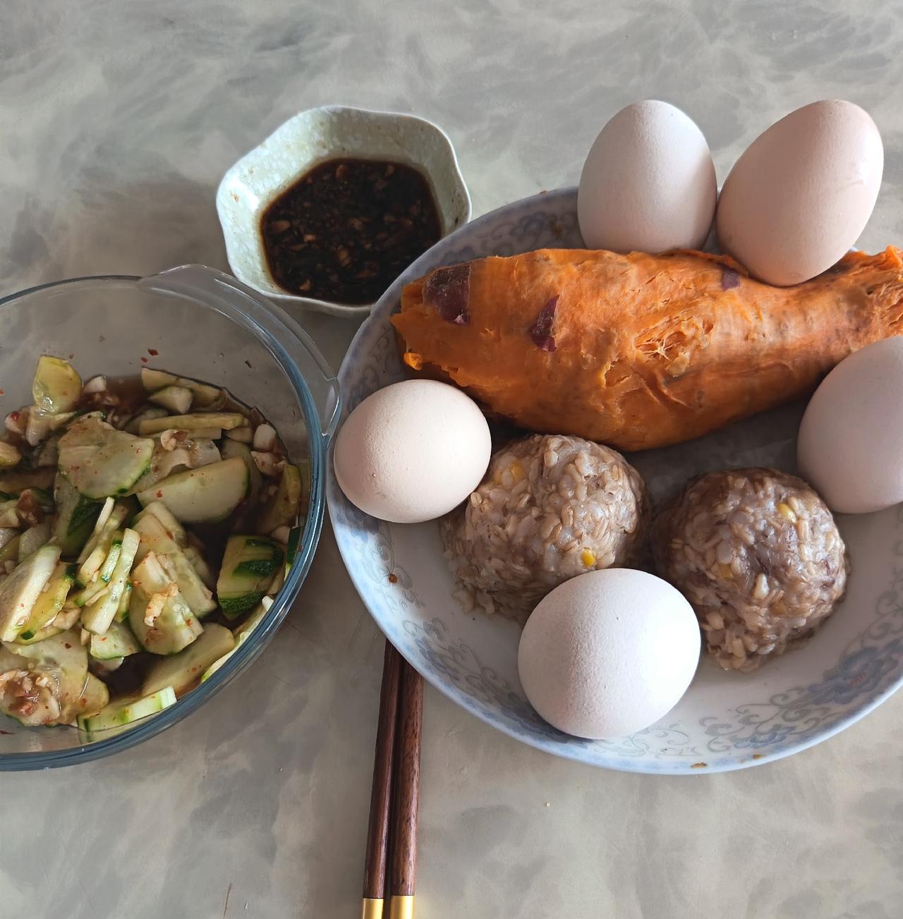 我这一辈子都在折腾。一直行走在美食与减肥的路上。前天和原单位的邻居与老同