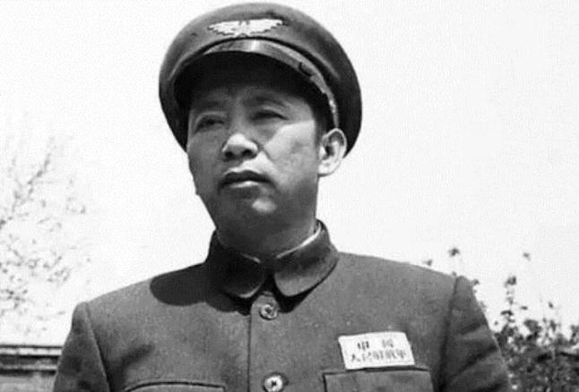1955年6月，刘亚楼到杭州，正好碰上毛主席在此休养。毛主席问他来杭州干嘛