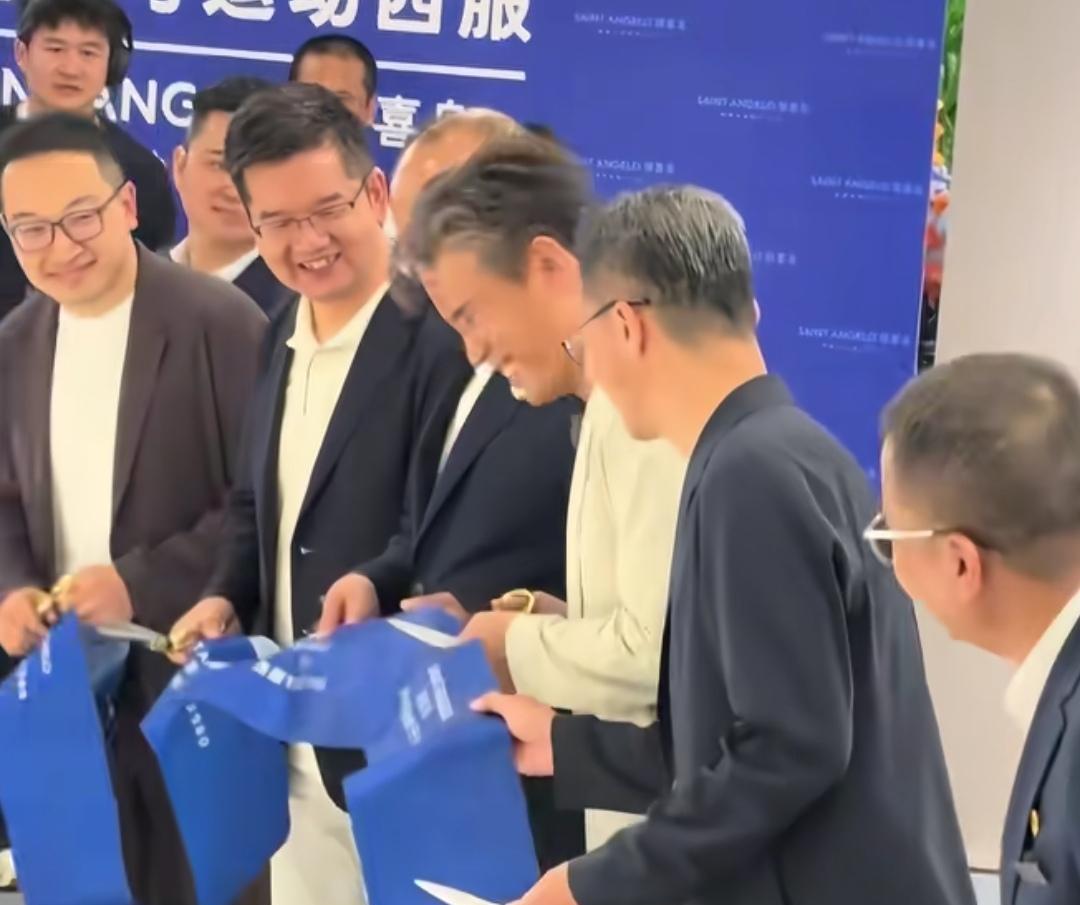 李乃文又闯祸了！李乃文剪彩的时候，没有一下剪断，还是在几位老总的帮忙下，才剪彩成