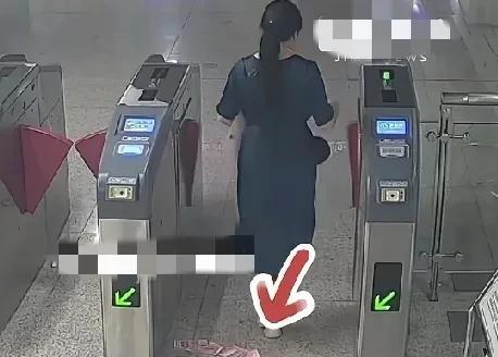7月29日，湖北武汉一乘客在8号线徐家棚站进站时，夹在胳膊的快递袋内一沓百元现金